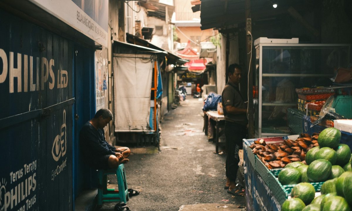 Suasana lorong pasar dengan pedagang dan produk lokal sebagai ilustrasi aktivitas UMKM