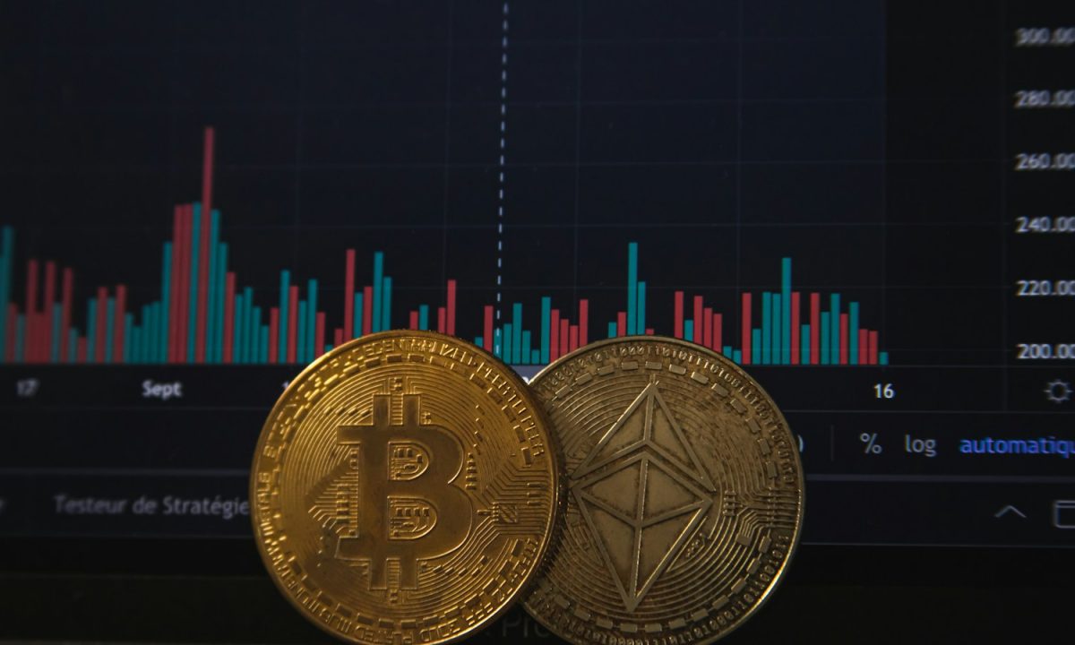 Ilustrasi aset kripto dan teknologi blockchain pada layar komputer