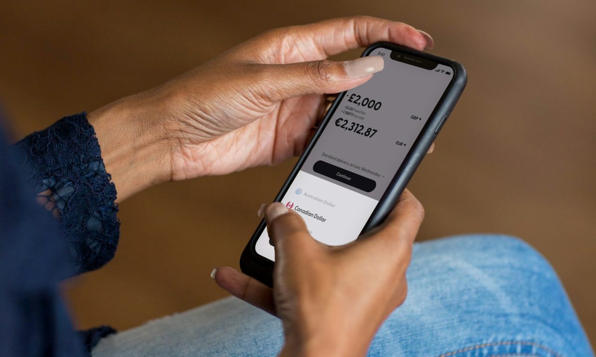 Penggunaan ponsel untuk mengakses layanan keuangan digital