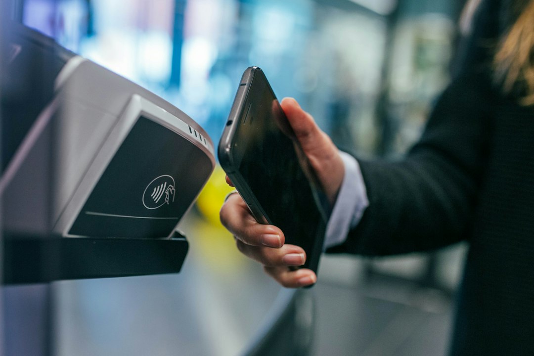 Transaksi pembayaran digital menggunakan smartphone dan terminal