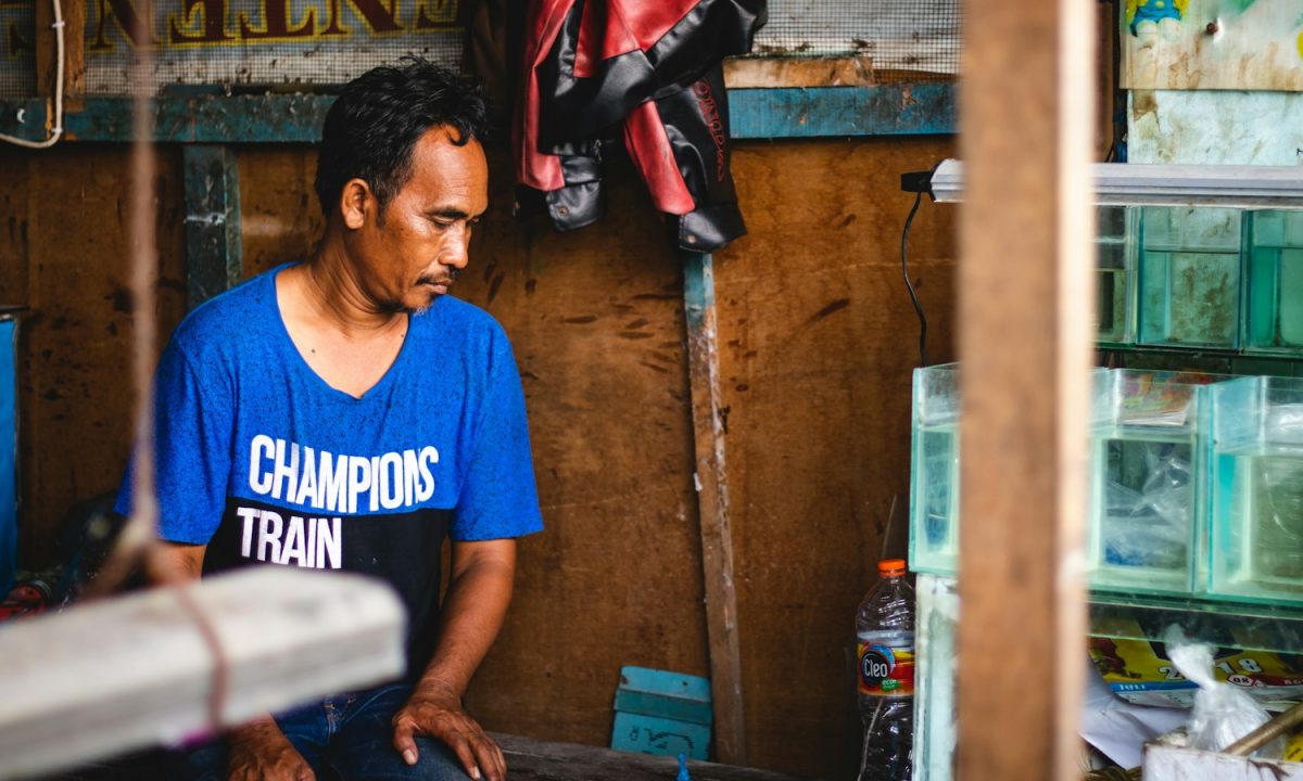 Pelaku usaha kecil mengelola kegiatan usaha dan persediaan